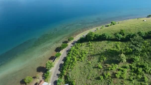 Letecký Pohled Oceánské Pobřeží Silnicí Pobřeží Sumbawě — Stock video