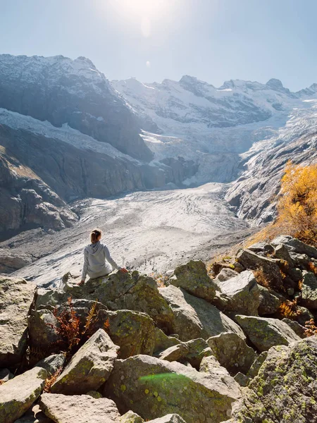 Femme Dans Les Montagnes Montagne Avec Glacier Touriste Sur Pierre — Photo