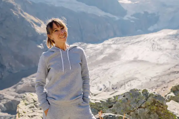 山中の美しい笑顔の女性の肖像 氷河とガールズツーリストの山 — ストック写真