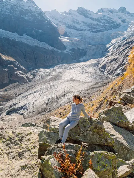Frau Den Bergen Berg Mit Gletscher Und Tourist Auf Stein — Stockfoto