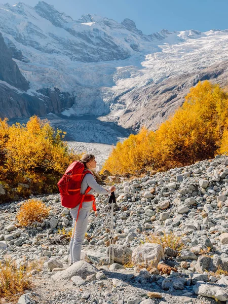 Randonneuse Touristique Femme Avec Sac Dos Rouge Dans Les Montagnes — Photo