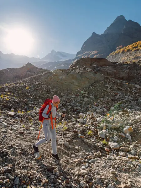 Caminante Mujer Con Mochila Roja Trekking Las Montañas Rocosas — Foto de Stock