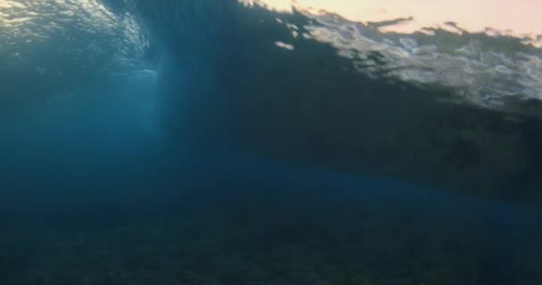 Podwodny Widok Falę Oceaniczną Pęka Dużą Ilością Piany Pęcherzyków — Wideo stockowe