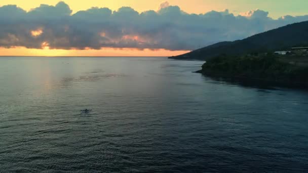 日の出と雲で海岸線を眺める — ストック動画