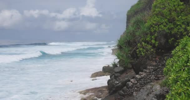 嵐の波と岩と海との風光明媚な海岸線 — ストック動画