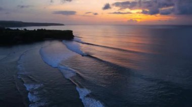 Bali 'de dalgalı ve manzaralı gün batımlı ya da gündoğumlu okyanus manzarası