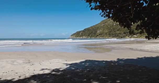 Praia Matadeiro Com Montanhas Oceano Com Ondas Florianópolis Brasil — Vídeo de Stock