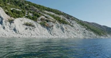 Yunanistan 'da Akdeniz kıyısı manzarası. Tekneden uçurum manzaralı kıyı şeridi