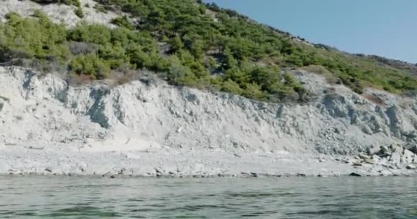 ギリシャの地中海の海の沿岸シーン ボートからの海岸線の眺め — ストック動画