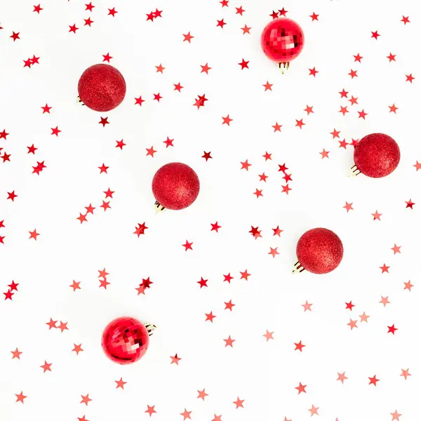Χριστουγεννιάτικο Σχέδιο Από Κόκκινες Μπάλες Διακόσμησης Κομφετί Λευκό Εορταστικό Φόντο — Φωτογραφία Αρχείου