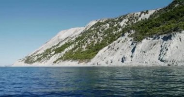 Akdeniz 'in manzaralı kıyı şeridi. Tekneden kıyı manzarası