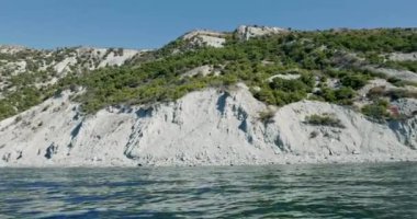 Akdeniz 'in manzaralı kıyı şeridi. Tekneden kıyı manzarası