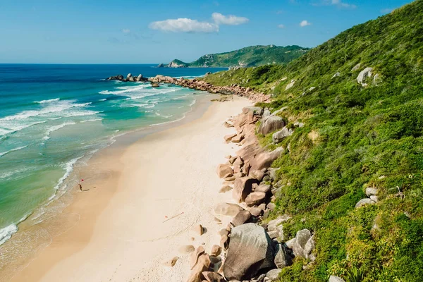 Brezilya Dağları Kayaları Okyanusu Olan Manzaralı Plaj Manzarası — Stok fotoğraf