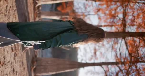 Привлекательная Счастливая Женщина Прогуливается Осеннему Парку Смотрит Камеру Красивая Девушка — стоковое видео