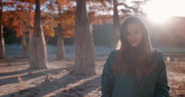 Wanita Bahagia Yang Menarik Berjalan Menyusuri Taman Musim Gugur Dan — Stok Video