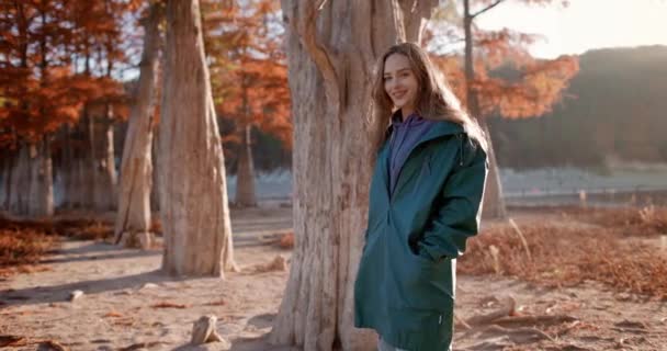 Atractiva Mujer Feliz Caminando Por Parque Otoñal Mirando Cámara Hermosa — Vídeo de stock
