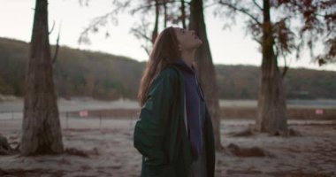 Parkta yürüyen çekici bir kadın. Sonbaharda parkta insanların fantezisi. Aktif yaşam tarzı. Ormandaki insanlar.