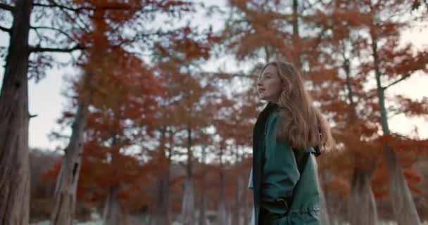 Привлекательная Женщина Прогуливается Парку Смотрит Камеру Портрет Людей Осеннем Парке — стоковое видео
