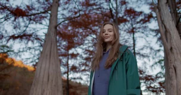 Atraktivní Žena Kráčí Parkem Dívá Kamery Portrét Lidí Podzimním Parku — Stock video