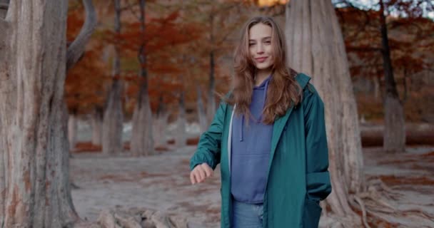 Wanita Yang Menarik Berjalan Menyusuri Taman Dan Melihat Kamera Potret — Stok Video