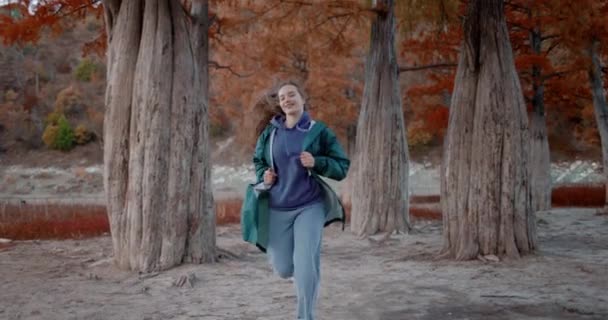 Uma Mulher Atraente Correr Pelo Parque Olhar Para Câmara Fantasia — Vídeo de Stock