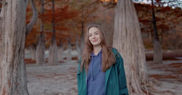Привлекательная Женщина Прогуливается Парку Смотрит Камеру Портрет Людей Осеннем Парке — стоковое видео