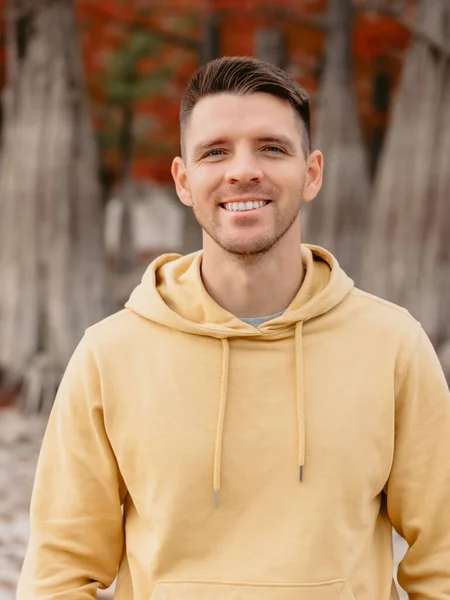 Knappe Man Het Herfstbos Glimlachende Blanke Man Gele Hoodies — Stockfoto