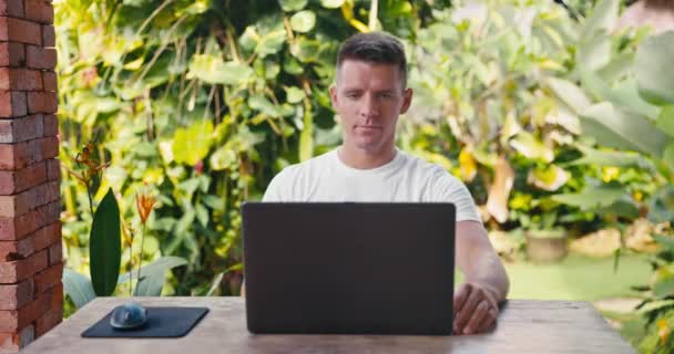 Projektant Korzystający Laptopa Odnoszący Sukcesy Wolny Strzelec Pracujący Komputerze Poważny — Wideo stockowe