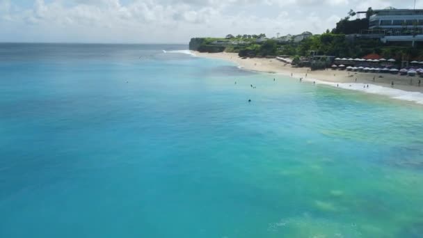 Populær Strand Ferier Bali Med Surfere Blått Hav Aerial Visning – stockvideo
