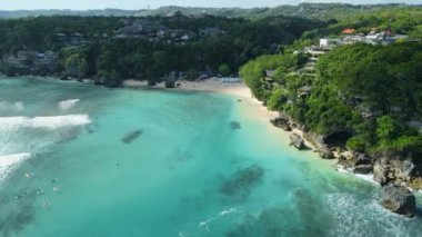 Bali 'deki Padang Padang plajı tatil köyleri ve turkuaz okyanusla. Hava görünümü