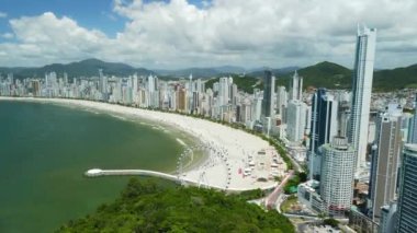 Brezilya 'da kumlu plajı ve okyanusu olan Balnear io Camboriu şehri..