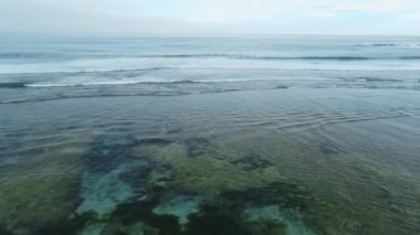 Bali 'de okyanusta mükemmel sörf dalgaları. İdeal dalgaların hava manzarası