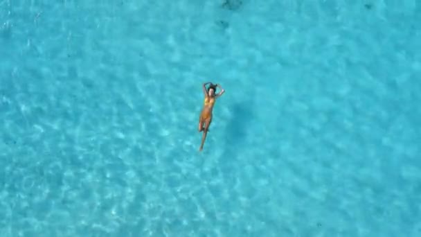 Vrouw Ontspannen Drijvend Transparante Blauwe Oceaan Luchtfoto Bovenaanzicht — Stockvideo