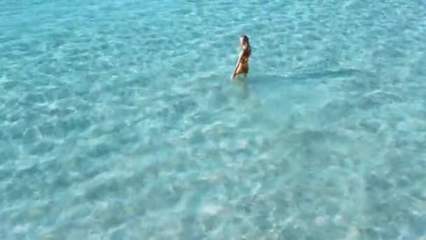 Mulher Bonita Vai Nadar Oceano Tropical Transparente Vista Aérea — Vídeo de Stock
