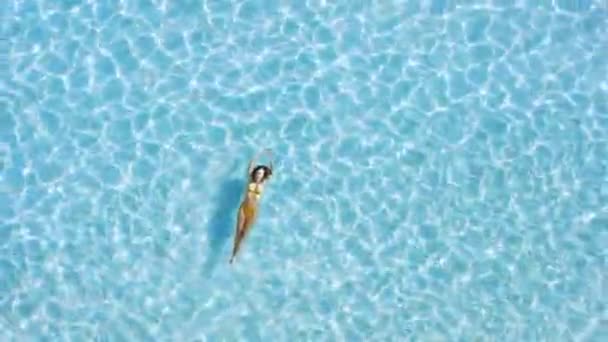 Frau Entspannt Sich Und Schwebt Transparenten Blauen Ozean Luftaufnahme Draufsicht — Stockvideo