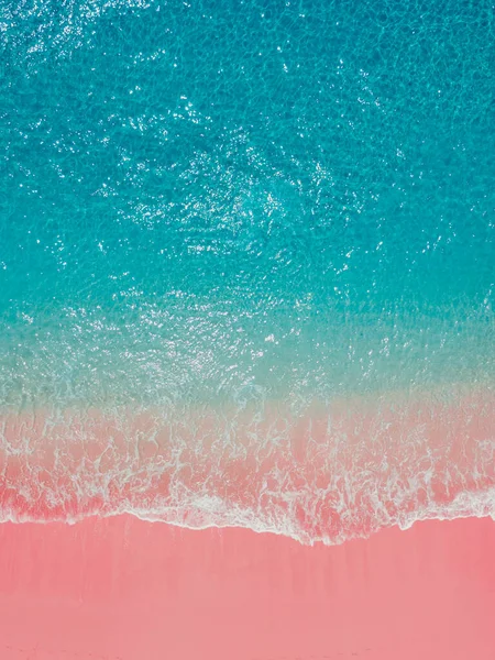 Komodo adalarında mavi okyanuslu tropik pembe plaj