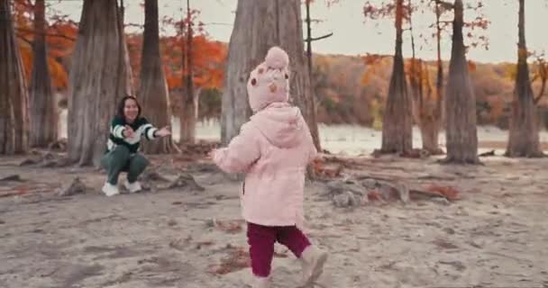 Mãe Feliz Com Seu Filho Bonito Menina Andando Brincando Parque — Vídeo de Stock