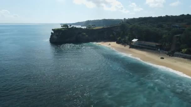 Flygfoto Över Stranden Med Naturskön Udde Och Hav Bali Ovanifrån — Stockvideo
