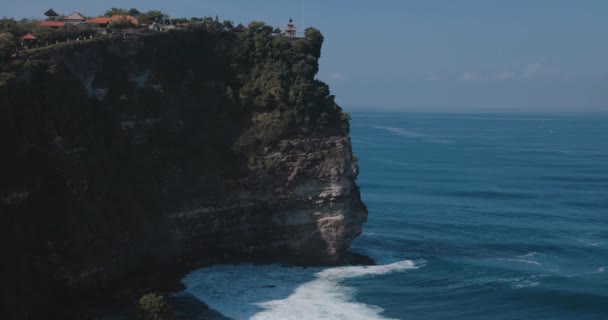 Balinesischer Tempel Auf Felsigen Klippen Und Meer Mit Wellen Auf — Stockvideo