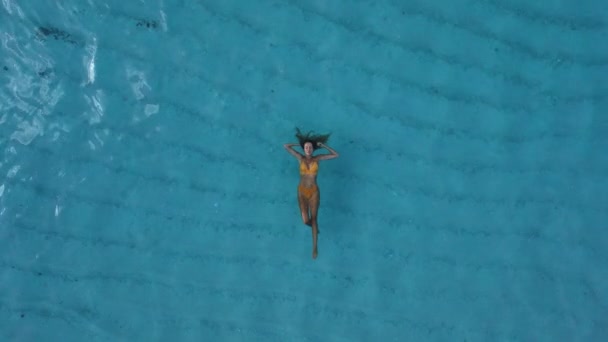 Mujer Relajándose Océano Azul Isla Tropical Vista Aérea — Vídeo de stock