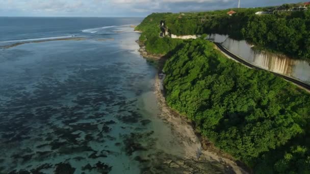 バリ島の崖に沿った海岸線 エアリアルビュー — ストック動画