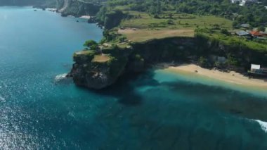 Bali 'de turkuaz okyanuslu kayaların ve tatil plajlarının havadan görünüşü.