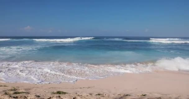 Písečná Pláž Modrými Vlnami Oceánu Tropech — Stock video