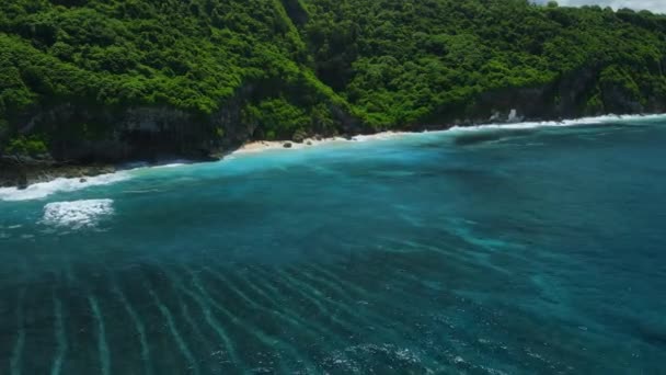 バリ島の崖とターコイズ海の隠れたビーチ エアリアルビュー — ストック動画