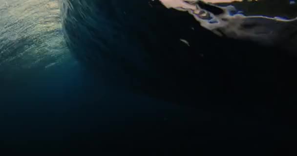 Υποβρύχια Άποψη Του Κύματος Βαρέλι Του Ωκεανού Σπάσιμο Πολύ Αφρό — Αρχείο Βίντεο