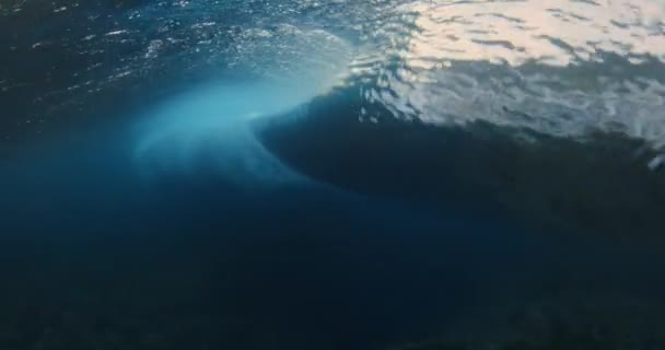 Підводний Вид Океанську Стовбурну Хвилю Ламається Великою Кількістю Піни Бульбашок — стокове відео