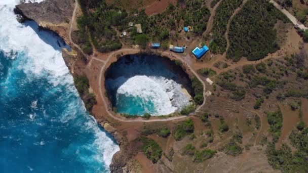 ヌサペニダ島の壊れた湾 インドネシアの海岸と海洋を一望 — ストック動画