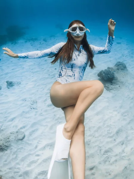 Mujer Hermosa Buzo Libre Posando Retrato Submarino Freediving Con Sexy — Foto de Stock