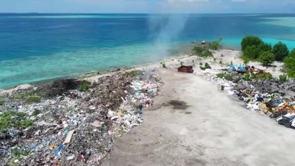 马尔代夫岛上的有毒垃圾 关于垃圾污染的空中观测 高质量的4K镜头 — 图库视频影像