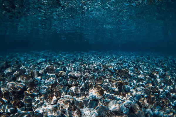 海底清澈的海洋 底部为石头 表面为反光 — 图库照片